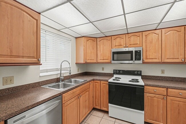 Building Photo - Must see 1st floor, corner unit in St Lucie Gardens.