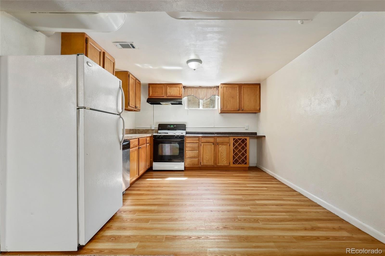 Fully stocked kitchen - 1440 Eudora St