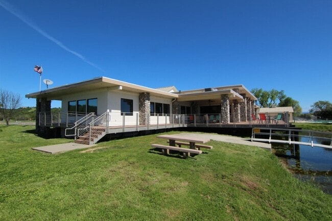 Building Photo - 3 Bedroom Home in Beautiful Lake California!