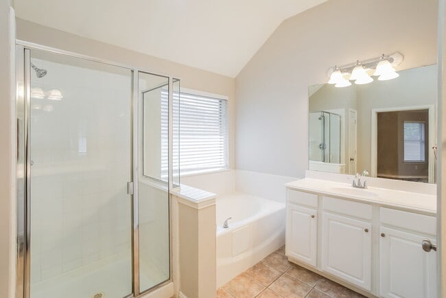 Building Photo - 924 Hemlock Trail