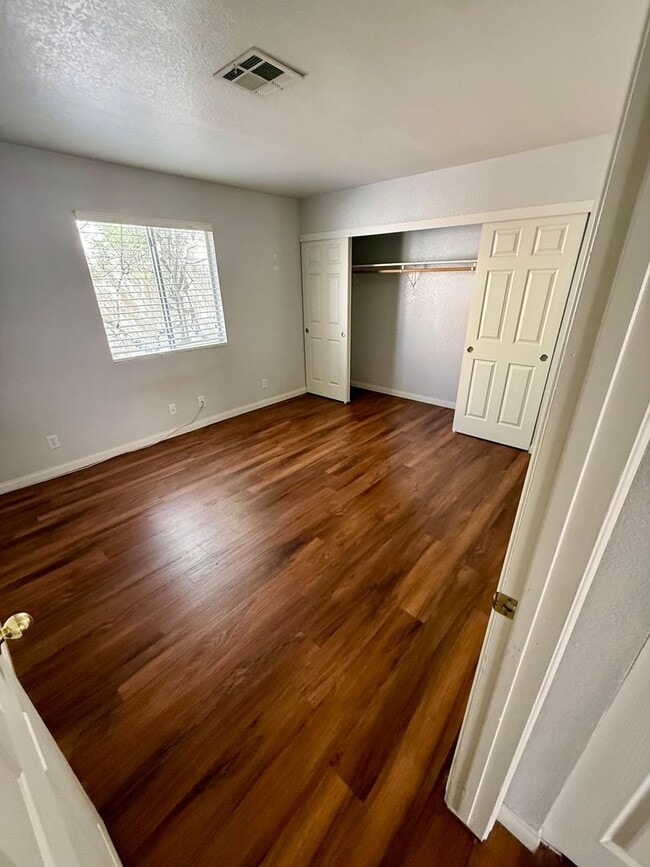 Building Photo - 1ST FLOOR CONDO CLOSE TO SUMMERLIN