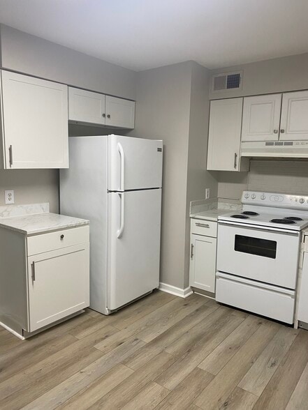 Kitchen - 3850 Creighton Rd