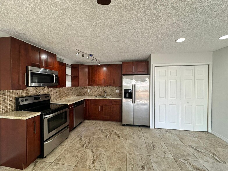 Building Photo - 637 Executive Center Dr