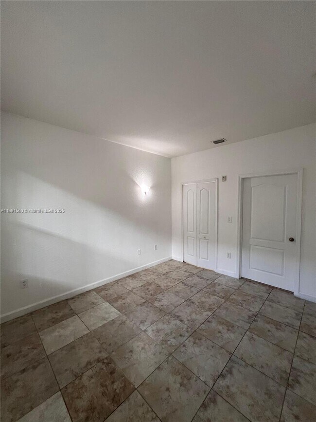 Building Photo - 1666 SE 27th Ct