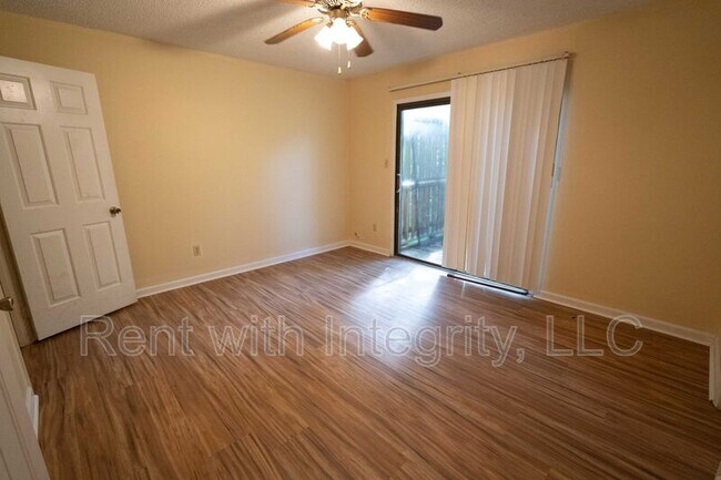 Building Photo - 1500 Twin Lakes Cir