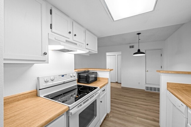 Building Photo - Updated 1BD/1BA Condo in DTC – Available Now!
