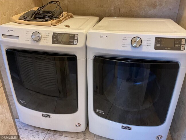 Building Photo - 28662 W Lake Dr