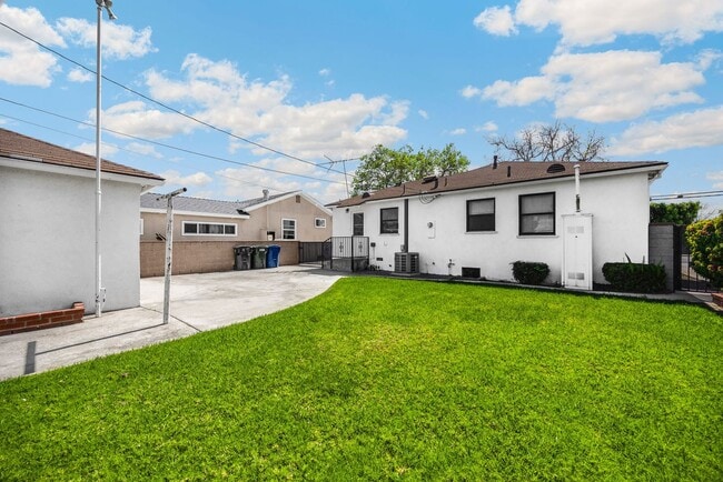 Building Photo - Adorable 2 Bed / 1 Bath Home In Pico Rivera near Birney Tech Academy