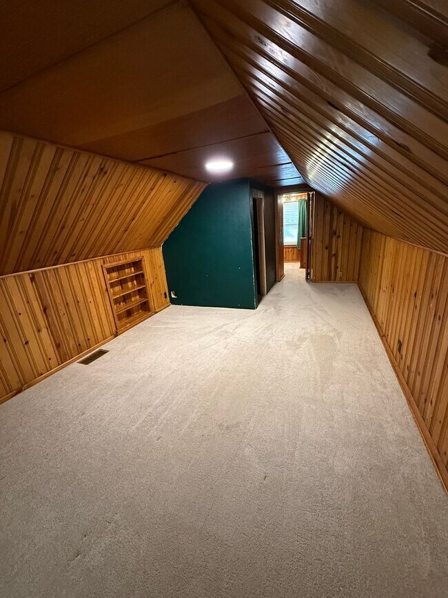 Building Photo - Struthers , 3 bedroom home with full basement and garage.