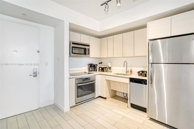 Building Photo - 2602 E Hallandale Beach Blvd