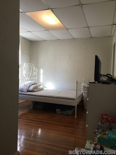 Building Photo - 53 Fellsway W