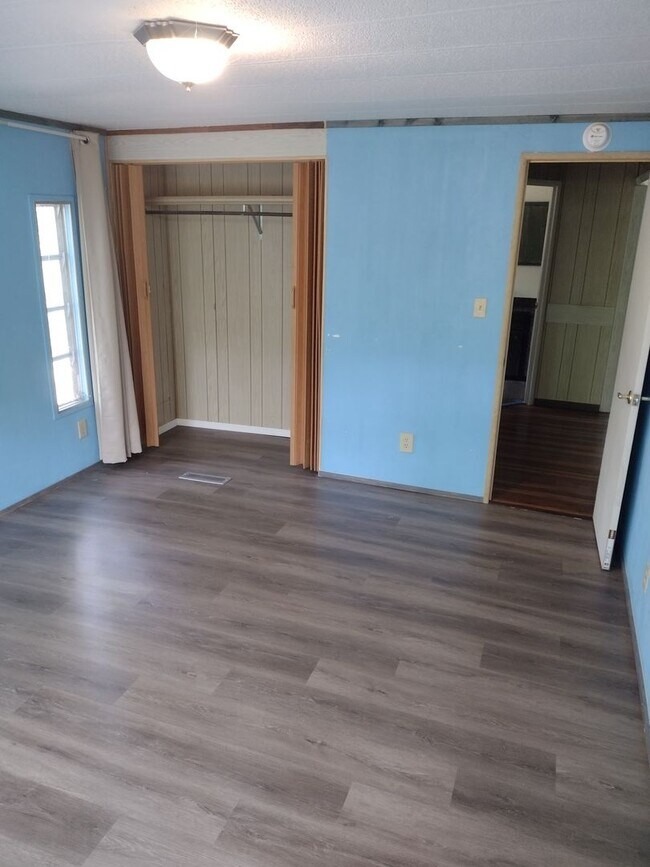 Building Photo - 2 bedroom 2 bathroom Lake House with a bonus room