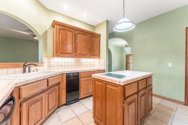 Building Photo - Beautiful spacious 3 bedroom home with a p...