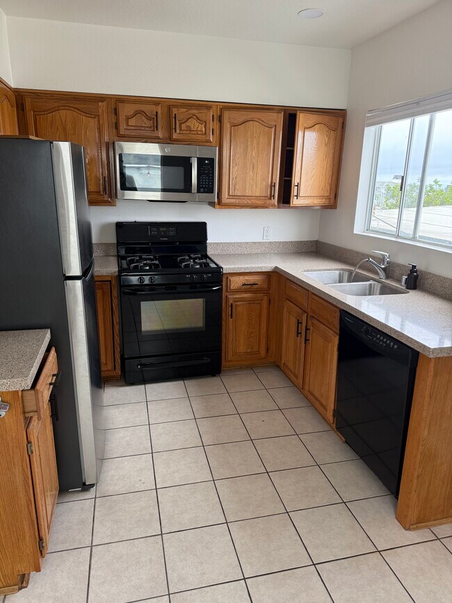 Building Photo - 305 17th Plz