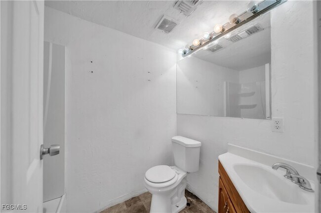 Building Photo - 2313 Hamilton Ave