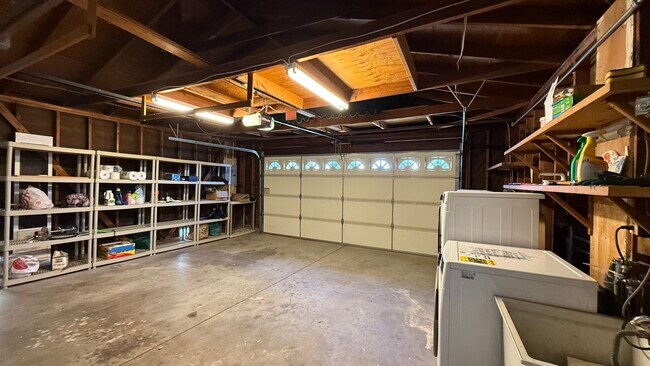 Building Photo - 672 Swallow Dr