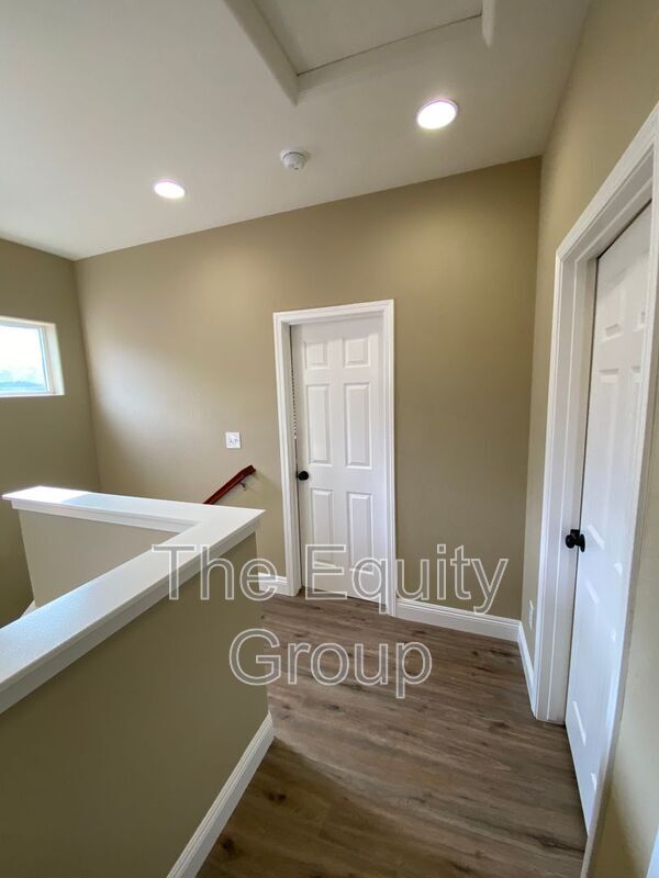 Building Photo - 1424 N Oliveto Ct