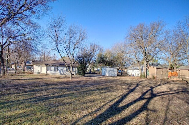Building Photo - Available Mid July! 3-bedroom 1 bath for lease in Cleburne