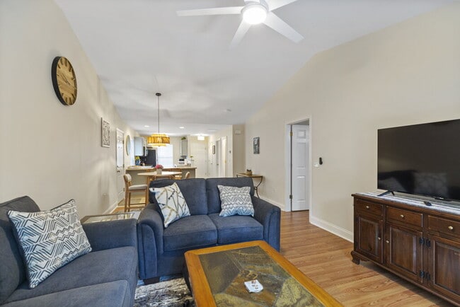 Building Photo - 2 bed, 2 bath, Furnished for Short Term Le...