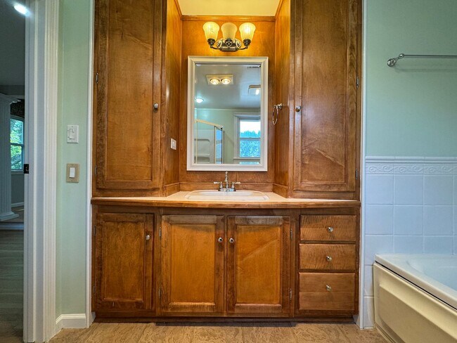 Building Photo - Spacious And Elegant 4 Bed 3 Bath Home Wit...