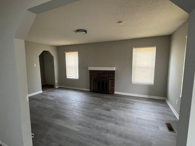 Building Photo - "Charming 3-Bedroom Home with Cozy Fireplace & Gleaming Hardwood Floors!" SECTION 8 PREFERRED!