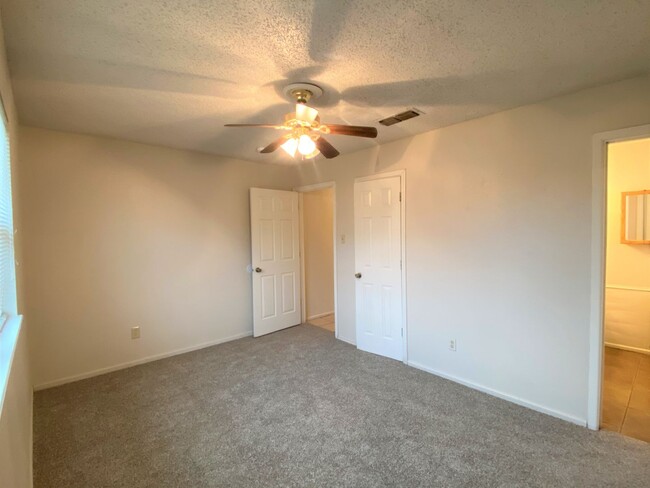 Building Photo - MOVE IN SPECIAL 1/2 OFF FIRST MONTH RENT *...