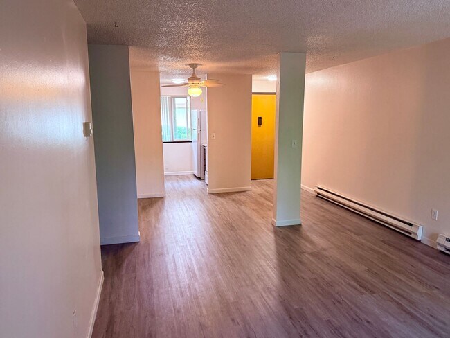 Building Photo - Single level top floor 2 bed Flat w/nice sized deck
