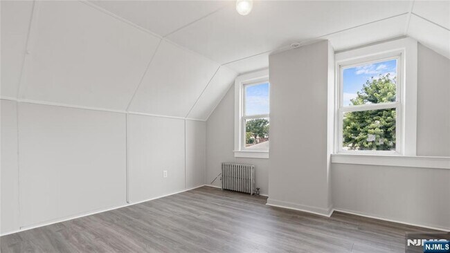 Building Photo - 385 Stephens St