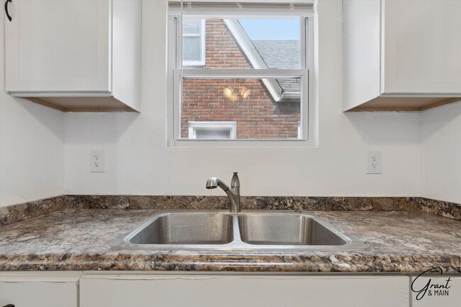 Building Photo - $1250 3 bedroom bungalow