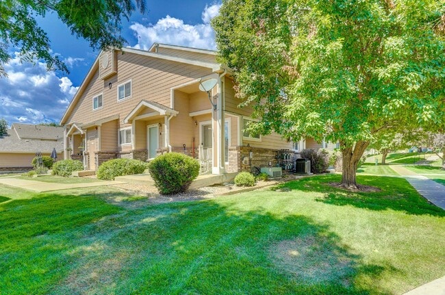 Building Photo - $1,795 - 2 bed/2.5 bath Townhome with new ...
