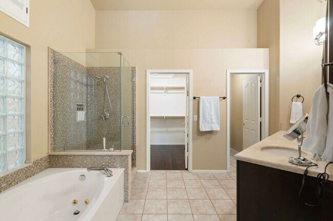 Building Photo - 4221 E Andrea Dr