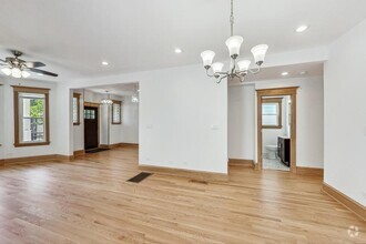 Building Photo - 5 bedroom in Chicago IL 60625