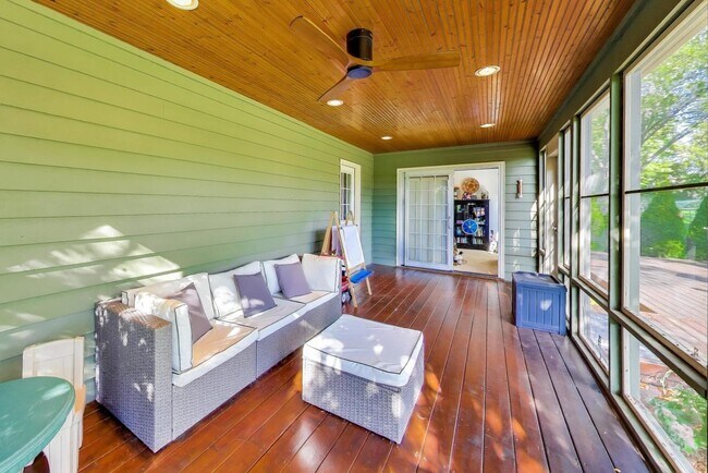 Building Photo - 21301 N Woodland Ave