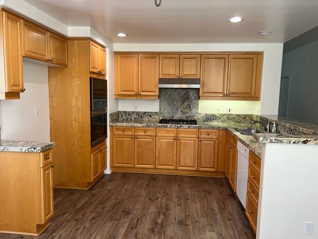 Building Photo - 4+3 bedroom Camarillo Home!
