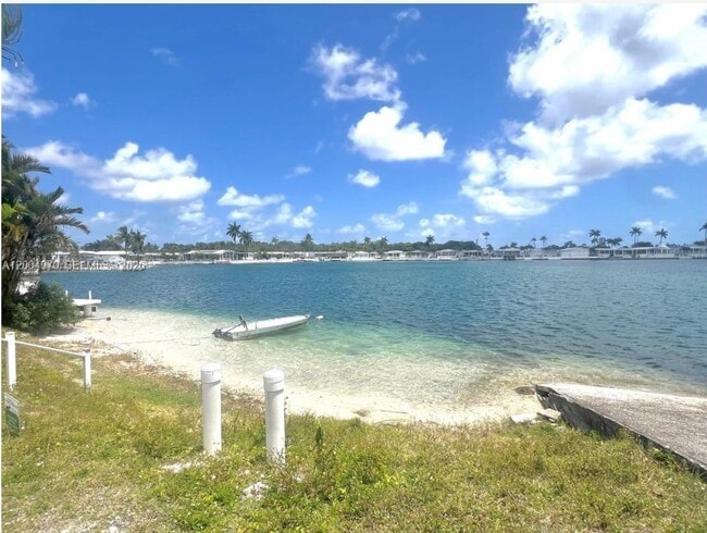 Building Photo - 219 W Lake Dr