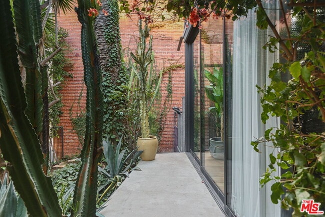 Building Photo - 7 Vicente Ter