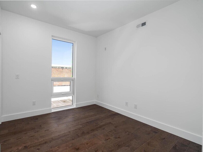 Building Photo - 1501 N 31st St