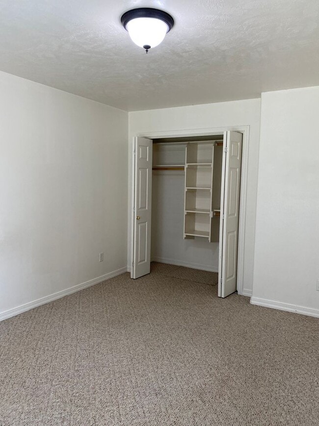 Building Photo - 2 Bed, 1 Bath Rocky Mountain Townhome w/ Garage & In-Unit Laundry