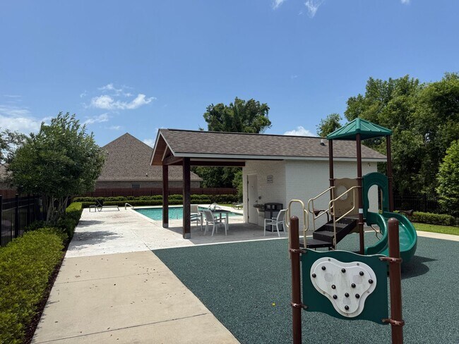 Building Photo - 908 Lakehaven Dr