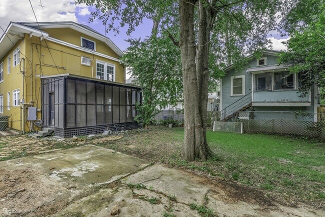 Building Photo - 409 Forest