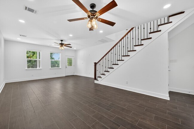 Building Photo - 714 Zoe St