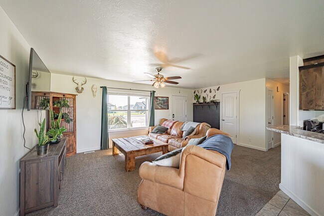 Building Photo - 416 W 260 N