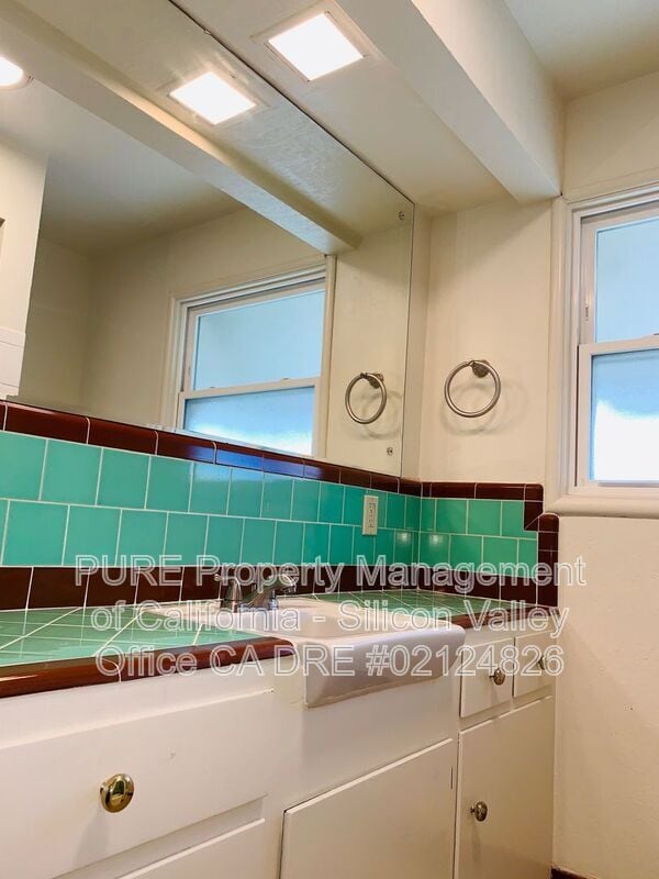 Building Photo - 444 Tyrella Ave