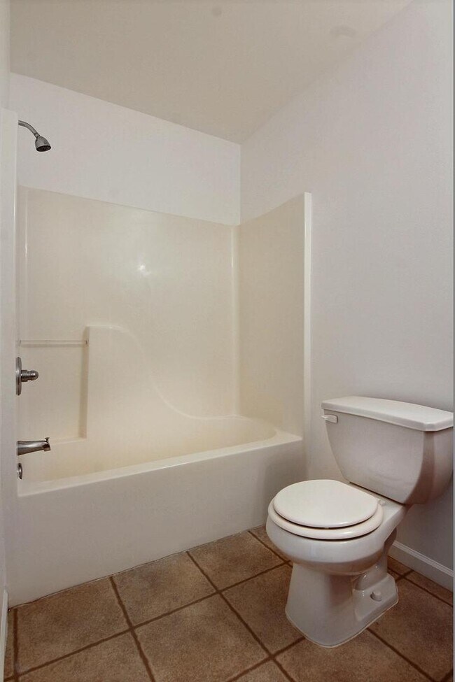 Building Photo - 3 bedroom / 2.5 bathroom Duplex for Rent in Valparaiso