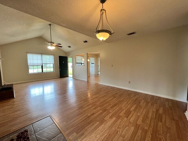 Building Photo - AVAILABLE EARLY APRIL 2026! (No Pets)