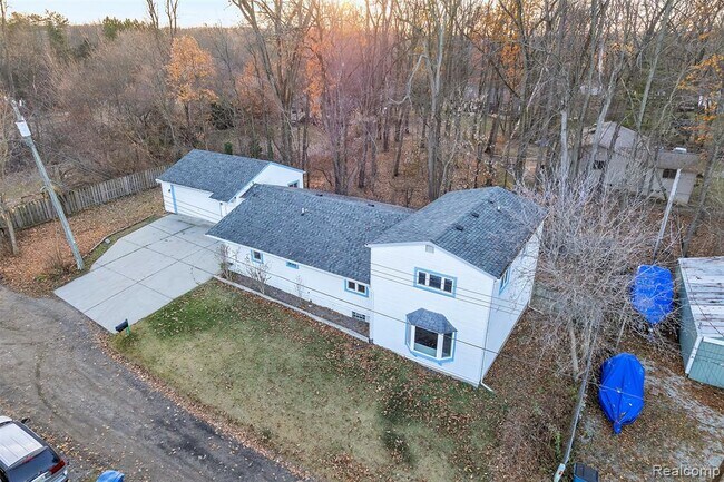 Building Photo - 8165 Leonard Dr