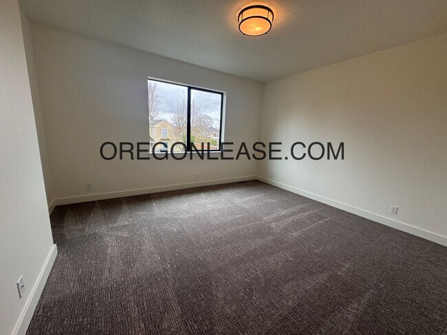 Building Photo - Brand new 3 bedroom 2.5 bath Coburg townhome