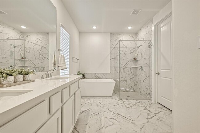 Building Photo - 323 Highland Bayou Dr
