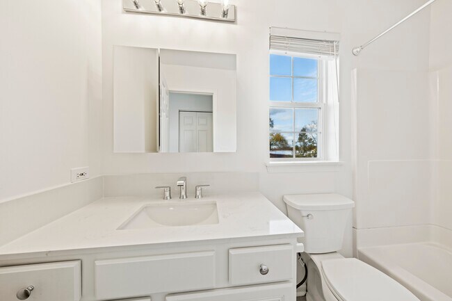 Building Photo - 2106 Rugen Rd