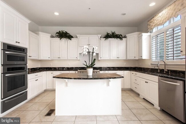 Building Photo - 8319 Quarry Manor Terrace
